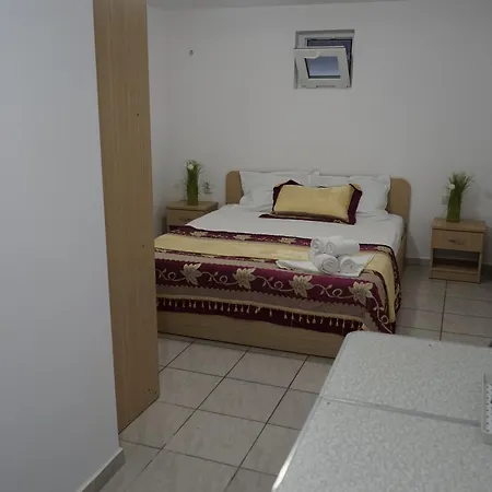 Aproape De Mare/ La Castel