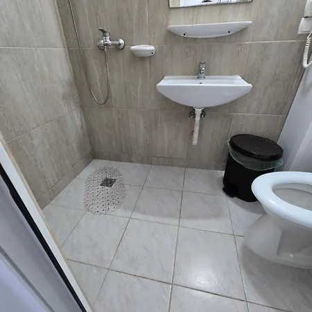 Aproape De Mare/ La Castel