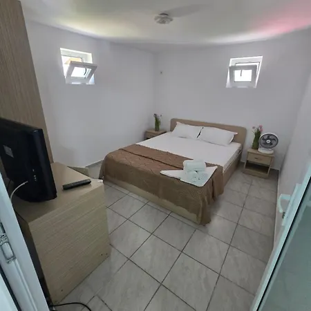 Aproape De Mare/ La Castel